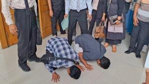 SIDANG-GUGATAN-Pihak-Tergugat-kanan-dan-Pihak-Penggugat-kiri-mengikuti.jpg