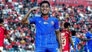 Salim-Akbar-Tuharea-pemain-Arema-FC-saat-melakukan-selebrasi-usai-mencetak-gol.jpg