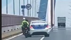 Satlantas-Polres-Bangkalan-menilang-motor-karena-terobos-jalur-mobil-di-Jembatan-Suramadu.jpg