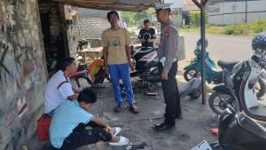 Satlantas-Polres-Sampang-kunjungi-bengkel-motor-Minggu-26102025.jpg