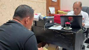 Satreskrim-Polres-Tuban-memeriksa-pelaku-pembacokan-perangkat-desa.jpg