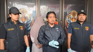 Satreskrim-Polres-Tuban-menunjukkan-SU-yang-membuat-sandiwara-seolah-olah-menjadi-korban-begal.jpg