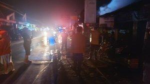 Sebuah-toko-onderdil-dan-rumah-makan-di-Jalan-Raya-Jombang-DesaKecamatan.jpg