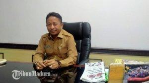 Sekretaris-DPRD-Sampang-Moh-Anwari-Abdullah-saat-ditemui-di-ruang-kerjanya.jpg