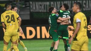 Selebrasi-Pemain-Persebaya-merayakan-gol-yang-diciptakan-Bruno-Moreira.jpg