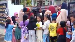 Siswa-SD-di-Pamekasan-tetap-datang-ke-sekolah-meski-masih-disegel.jpg