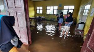 Siswa-SDN-Kunjung-Lampuyang-Kotawaringin-Timur-tetap-belajar-meski-sekolah-terendam-banjir.jpg