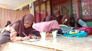 Siswa-SDN-Madulang-2-Kecamatan-Omben-Sampang-belajar-di-rumah-warga.jpg
