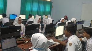 Siswa-SMAN-2-Pamekasan-sedang-mengerjakan-soal-TKA-berbasis-komputer-dan-full.jpg