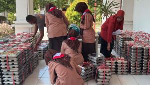Siswa-SMAN-3-Pamekasan-Madura-meletakkan-piring-MBG-usai-dimakan.jpg