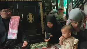 Siti-Fatimah-menyeka-air-matanya-setelah-mendengar-suara-merdu-Achmad-Haikal-Fadil-Alfatih.jpg