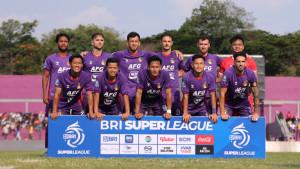 Skuad-Persik-Kediri-foto-bersama-di-Stadion-Brawijaya-Kediri-Jumat-1292025.jpg