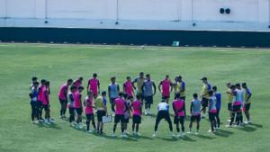 Skuad-tim-Arema-FC-saat-menjalani-latihan-di-Stadion-Kanjuruhan-Malang.jpg