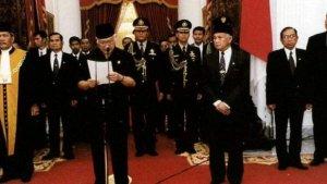 Soeharto-saat-membacakan-surat-pengunduran-dirinya-sebagai-Presiden-RI-ditemani-BJ-Habibie.jpg
