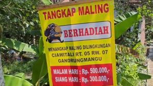 Spanduk-sayembara-menangkap-maling-di-Cilacap-Jawa-Tengah.jpg