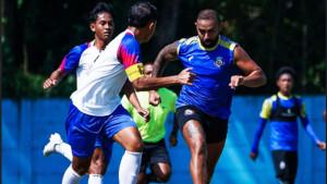 Striker-Arema-FC-Dalberto-saat-mendribel-bola-dengan-hadangan-ketat-pemain-Rans-Nusantara-FC.jpg