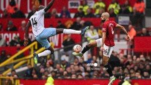 Striker-Crystal-Palace-Jean-Philippe-Mateta-berduel-dengan-pemain-Manchester-United-Sofyan-Amrabat.jpg