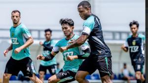Striker-Persebaya-menjalani-latihan-di-Lapangan-ABC-Kompleks-Stadion-GBT.jpg