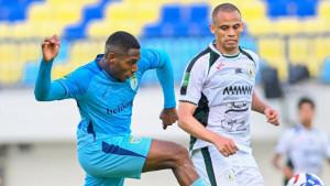 Striker-Persela-Jhon-Mena-melepaskan-tendangan-berbuah-gol-ke-gawang-PSS-Sleman.jpg