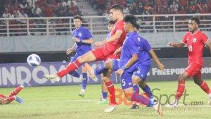 Striker-timnas-U-19-Indonesia-Jens-Raven-membobol-gawang-Thailand-pada.jpg
