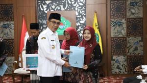 Suasana-saat-Bupati-Pamekasan-KH-Kholilurrahman-Wafi-menyerahkan-secara.jpg