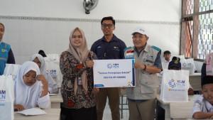 Suasana-saat-Srikandi-dan-Yayasan-Baitul-Maal-YBM-PLN-UP3-Madura-menyalurkan.jpg