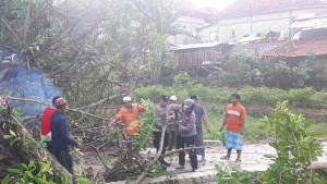 Suasana-saat-TNI-Polri-BPBD-Pamekasan-dibantu-warga-Kecamatan-Palengaan.jpg