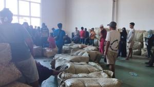 Suasana-saat-pekerja-di-gudang-tembakau-mengangkut-bal-tembakau-yang.jpg