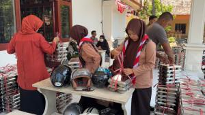 Suasana-saat-siswa-di-Pamekasan-hendak-membagikan-MBG-ke-sejumlah-kelas.jpg