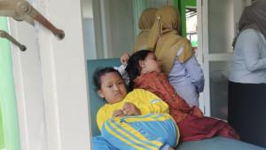 TAMPAK-LEMAS-Kondisi-siswa-SDN-Toronan-1-Pamekasan-yang-dirawat-di-UGD.jpg