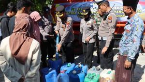 TERDAMPAK-KEKERINGAN-Suasana-saat-personel-BPBD-Pamekasan-bersama.jpg