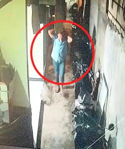 TERDUGA-PELAKU-PENCURIAN-Tangkapan-layar-video-CCTV-merekam-pria-misterius.jpg
