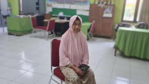 TERTUNDUK-MURUNG-Tiyama-70-seorang-nenek-asal-Bangkalan-Madura.jpg