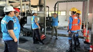TINJAU-LANGSUNG-Manager-PLN-UP3-Madura-Fahmi-Fahresi-tiga-kanan.jpg