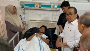 Taufan-Saputra-Dewa-santri-Ponpes-Al-Khoziny-yang-selamat-dijenguk-Menteri-Pratikno.jpg