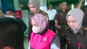 Tersangka-korupsi-di-RRSUD-dr-Iskak-Tulungagung-Jawa-Timur-Renny-Budi-Kristanti.jpg