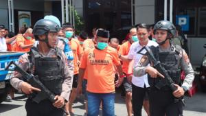 Tersangka-penyalahgunaan-narkoba-dikeluarkan-dari-ruang-tahanan-Mapolres-Pamekasan.jpg