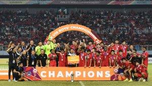 Timnas-U-19-2024-mengangkat-tropi-Piala-AFF-U-19-2024-di-Stadion-GBT.jpg