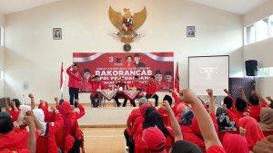 Total-Ketua-DPC-PDIP-Surabaya-Adi-Sutarwijono-saat-menggelar-konsolidasi.jpg