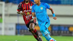 UMPAN-Bek-sayap-Persela-Fardan-Harahap-depan-menguasai-bola-bersiap.jpg