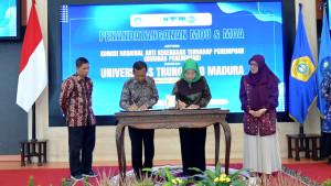 UTM-KAMPUS-NYAMAN-Rektor-UTM-Prod-Dr-Safi-SH-MH-bersama-Ketua.jpg