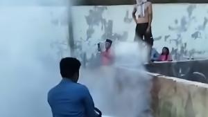 WARGA-HEBOH-Petugas-Damkar-Sampang-saat-memadamkan-api-yang-membakar.jpg