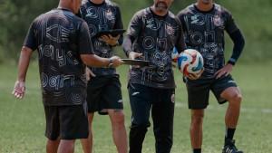 WASPADA-Pelatih-Persija-Mauricio-Souza-megang-bola-saat-memimpin.jpg