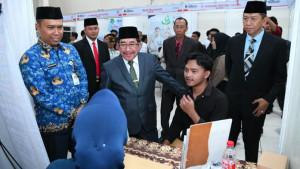 Wabup-Sumenep-Imam-Hasyim-dan-Kepala-Dinas-Ketenagakerjaan-Heru-Santoso-kunjungi-job-fair.jpg