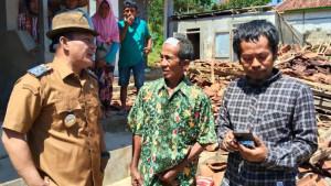 Wakil-Bupati-Pamekasan-Sukriyanto-saat-meninjau-lokasi-yang-terkena-dampak-angin-puting-beliung.jpg