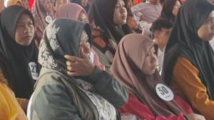 Wali-siswa-SMP-Sekolah-Rakyat-Lilis-Suryani-47-tidak-kuasa-membendung-air-mata.jpg