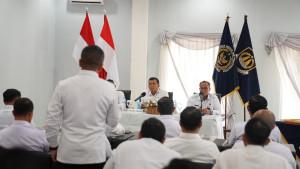 Wamen-Imigrasi-dan-Pemasyarakatan-Silmy-Karim-di-Kantor-Imigrasi-Kelas-II-Non-TPI-Pamekasan.jpg