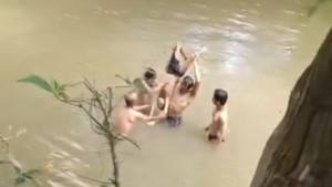 Warga-berupaya-memberikan-pertolongan-pertama-terhadap-bocah-yang-tenggelam.jpg