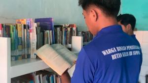 Warga-binaan-Rutan-Klas-IIB-Sampang-membaca-buku-pinjaman-Dinas-Perpustakaan-dan-Kearsipan.jpg