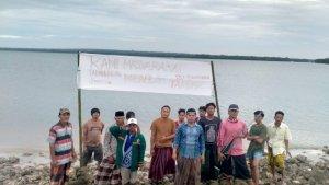 Warga-kampung-Tapakerbau-Desa-Gersik-Putih-Sumenep-tolak-pembangunan-tambak.jpg